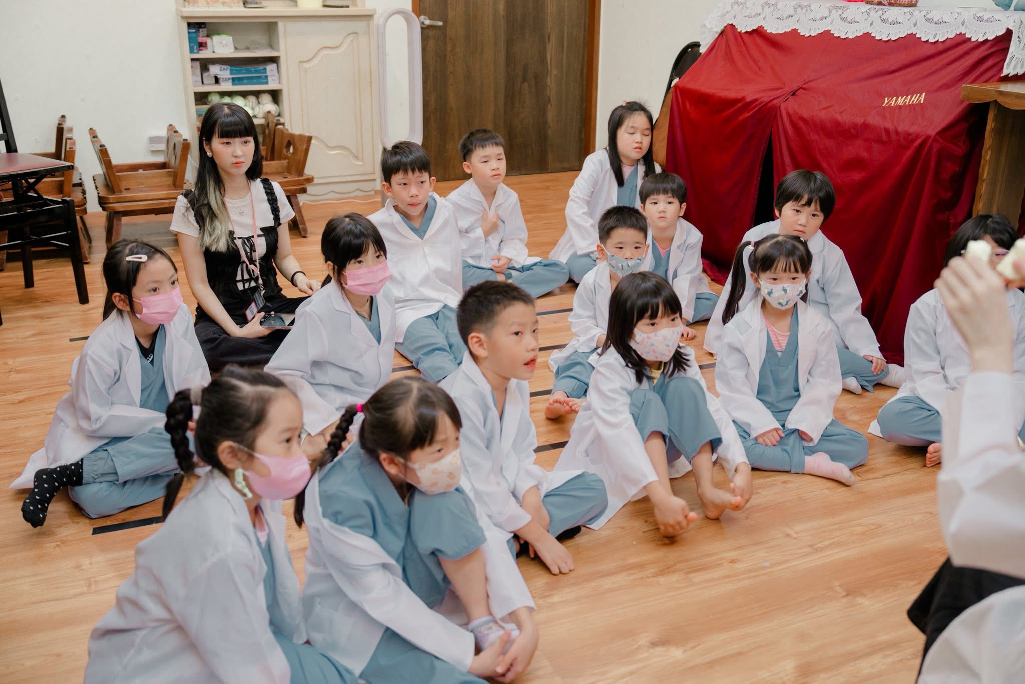 孩子們參與互動學習活動
